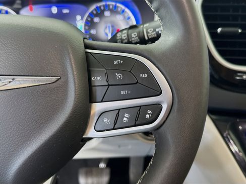 Used 2024 Chrysler Pacifica Touring-L FWD image 15