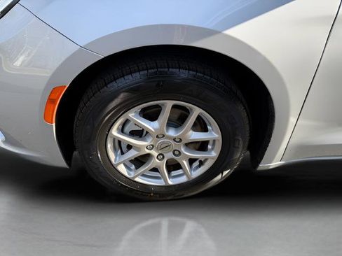 Used 2024 Chrysler Pacifica Touring-L FWD image 24