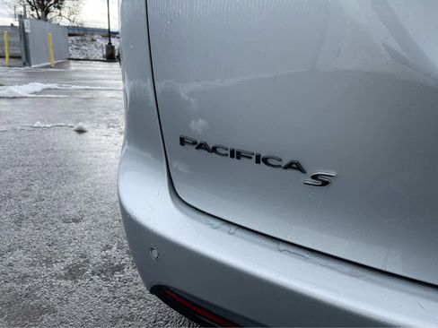 Used 2023 Chrysler Pacifica Touring-L w/ Uconnect Theater Family Group image 9