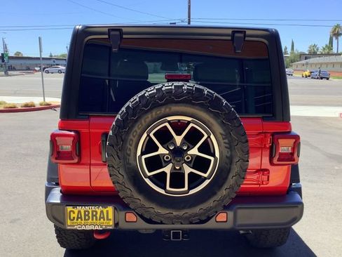 Used 2025 Jeep Wrangler Unlimited Rubicon w/ Convenience Group AWD/4WD image 29