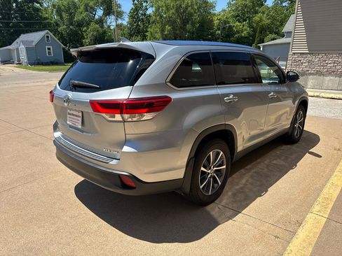Used 2019 Toyota Highlander XLE AWD/4WD image 4