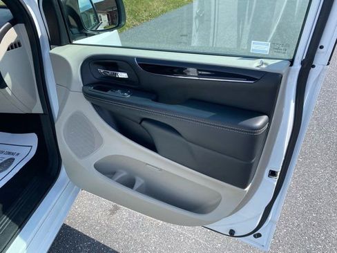 Used 2019 Dodge Grand Caravan SXT image 21