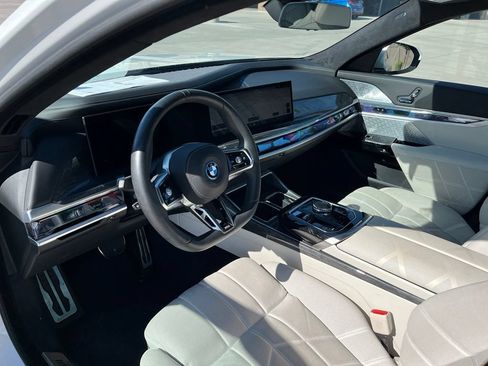 Used 2023 BMW i7 xDrive60 w/ Parking Assistance Package AWD/4WD image 12