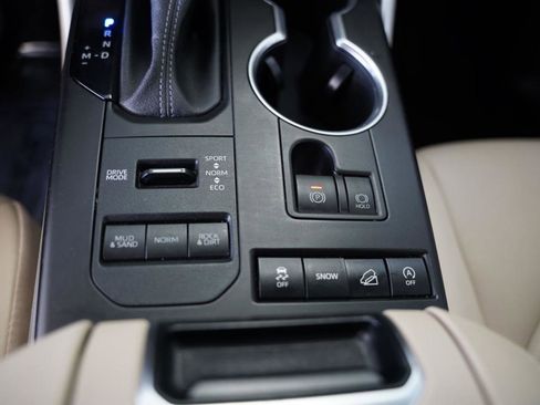 Used 2022 Toyota Highlander XLE AWD/4WD image 15