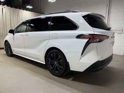 Used 2021 Toyota Sienna LE w/ LE Plus Package image 5