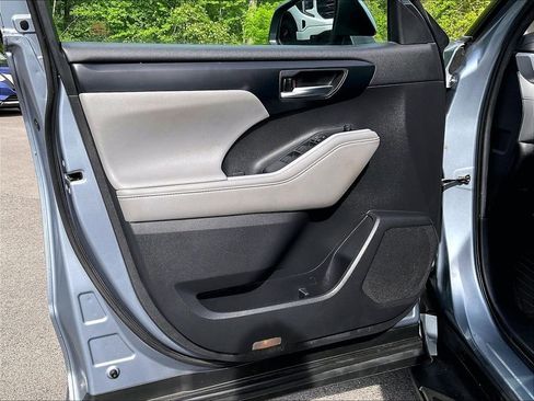 Used 2020 Toyota Highlander XLE AWD/4WD image 9
