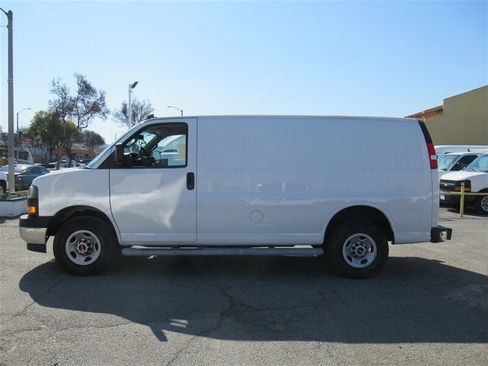 Used 2022 GMC Savana 2500 w/ Driver Convenience Package image 4