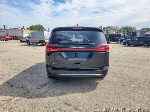 Used 2023 Chrysler Pacifica Touring-L FWD image 12