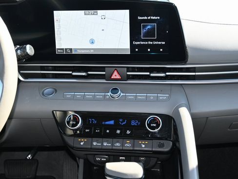 Used 2024 Hyundai Elantra SEL w/ Convenience Package image 16