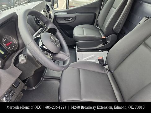 Used 2025 Mercedes-Benz Sprinter 2500 image 13