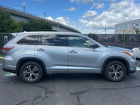 Used 2016 Toyota Highlander XLE AWD/4WD image 4