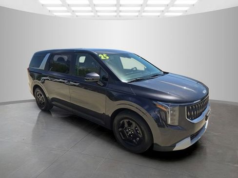 Used 2025 Kia Carnival FWD image 3