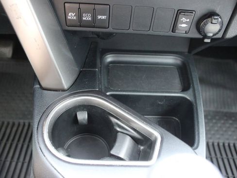 Used 2018 Toyota RAV4 XLE AWD/4WD image 42