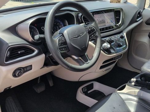 Used 2023 Chrysler Pacifica Touring-L FWD image 12