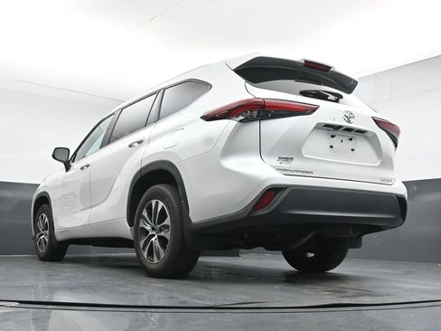 Used 2024 Toyota Highlander XLE AWD/4WD image 21