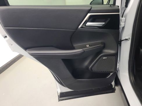 Used 2025 Mitsubishi Outlander SE image 18
