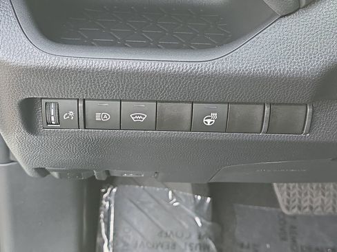 Used 2025 Toyota RAV4 XLE image 32