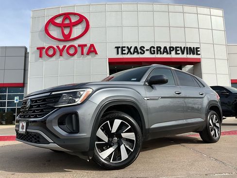 Used 2025 Volkswagen Atlas Cross Sport SE image 2