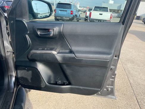 Used 2017 Toyota Tacoma TRD Sport image 17