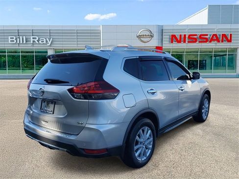 Used 2019 Nissan Rogue SV image 4