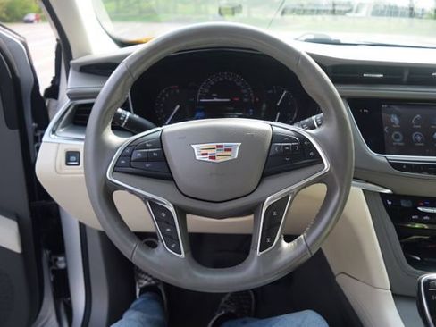 Used 2017 Cadillac XT5 Luxury w/ Driver Awareness Package FWD image 4