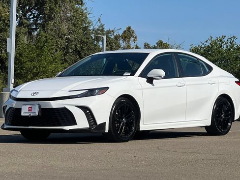 Used 2025 Toyota Camry SE FWD image 9