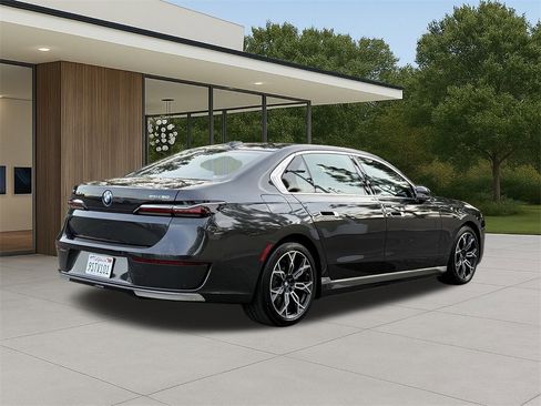 Used 2025 BMW i7 eDrive50 image 8