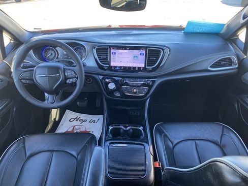 Used 2025 Chrysler Pacifica Limited image 9