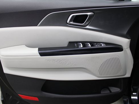 Used 2022 Kia Carnival LX image 11