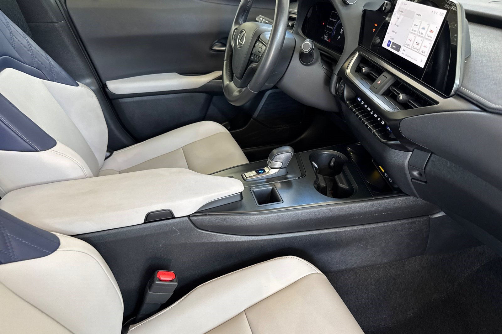 Certified 2025 Lexus UX 300h FWD w/ Accessory Package (Z2) image 20