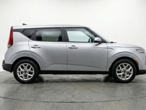 Used 2025 Kia Soul LX w/ LX Technology Package FWD image 11