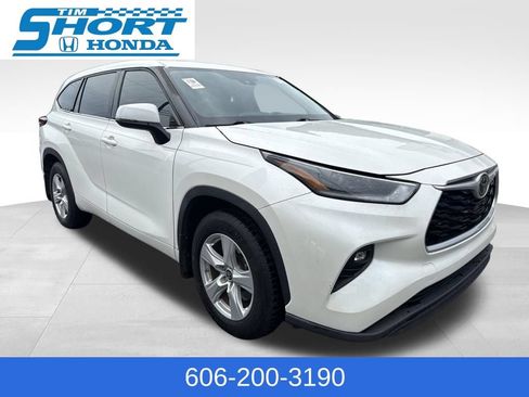 Used 2021 Toyota Highlander LE AWD/4WD image 4