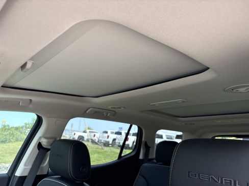 Used 2023 GMC Acadia Denali w/ Denali Technology Package FWD image 17