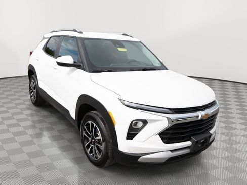 Used 2025 Chevrolet TrailBlazer LT AWD/4WD image 3