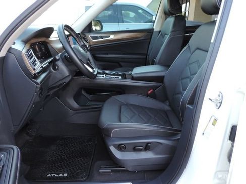 Used 2025 Volkswagen Atlas SE FWD image 19