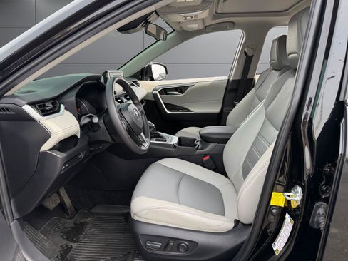 Used 2022 Toyota RAV4 XLE Premium image 17