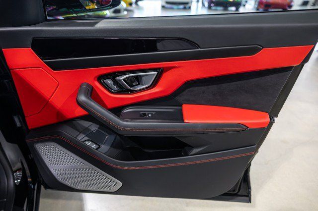 Used 2022 Lamborghini Urus AWD/4WD image 39
