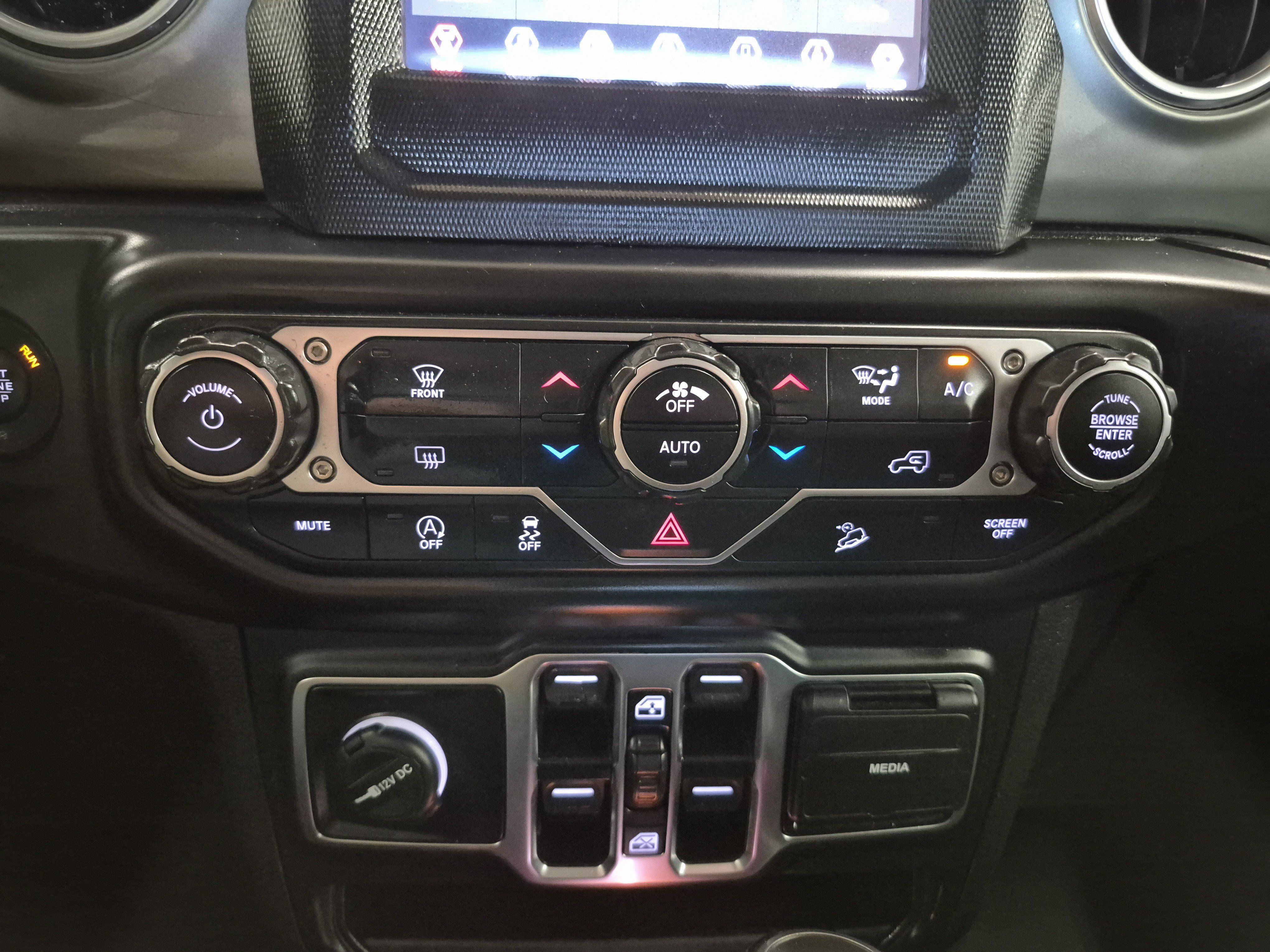 Used 2019 Jeep Wrangler Unlimited Sahara AWD/4WD image 33