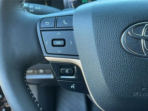 Used 2025 Toyota Crown Signia Limited image 11