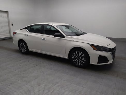 Used 2025 Nissan Altima 2.5 SV FWD image 11