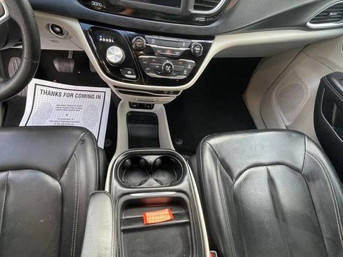 Used 2020 Chrysler Voyager Lxi image 2