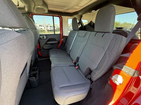 Used 2025 Jeep Wrangler Sahara image 28