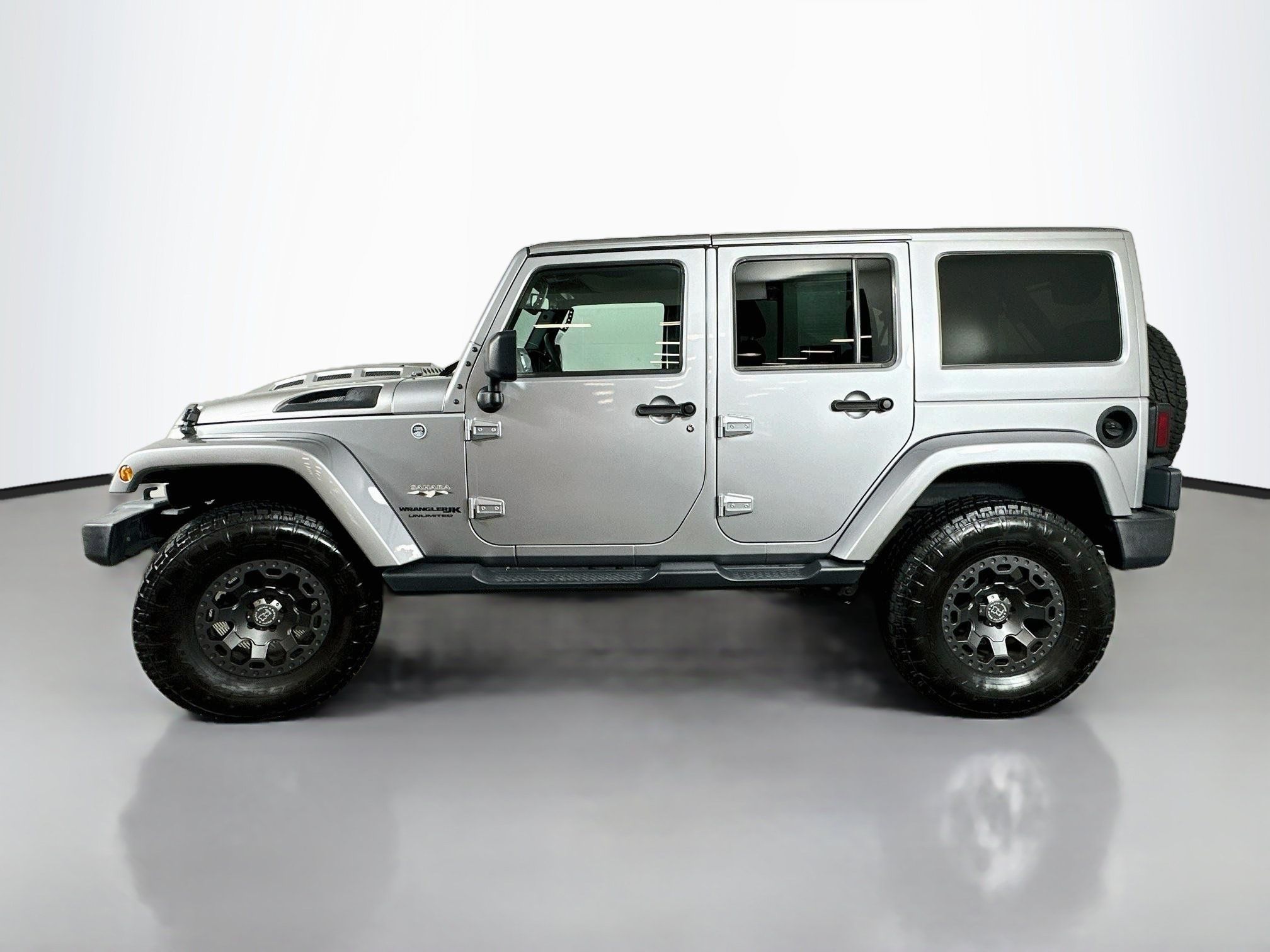 Used 2018 Jeep Wrangler Unlimited Sahara w/ Connectivity Group AWD/4WD image 4