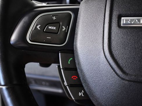 Used 2019 Land Rover Range Rover Evoque SE Premium image 32