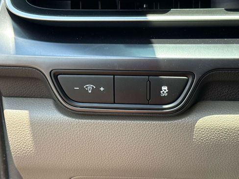 Used 2025 Kia Carnival FWD image 31
