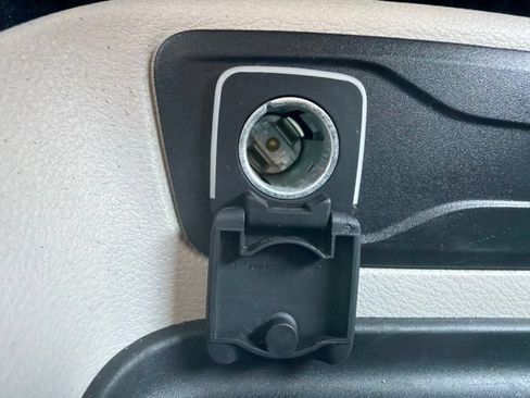 Used 2022 Chrysler Voyager LX FWD image 39