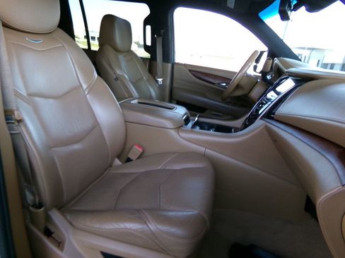 Used 2017 Cadillac Escalade ESV Platinum AWD/4WD image 19