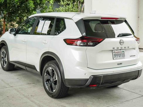 Used 2024 Nissan Rogue SV AWD/4WD image 4