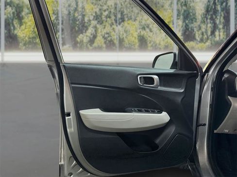 Used 2024 Hyundai Venue SEL FWD image 18