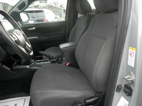 Used 2018 Toyota Tacoma TRD Sport image 16